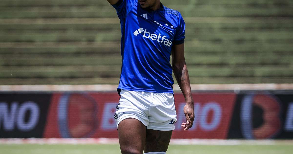 Matheus Pereira destaca-se como garçom no Cruzeiro em fase atual.