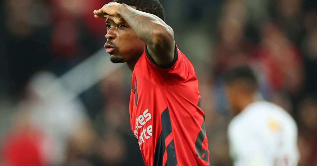 Cacá reforça o Corinthians por empréstimo, chegando para fortalecer a defesa.