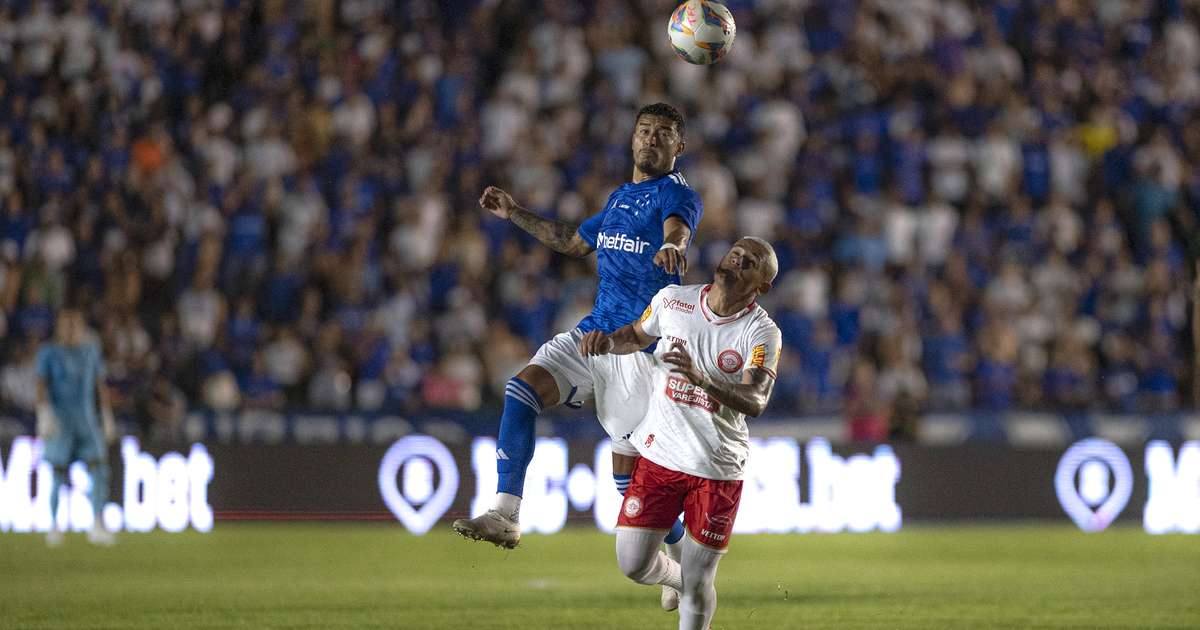 Esposa de Zé Ivaldo critica comportamento do jogador durante expulsão no jogo.