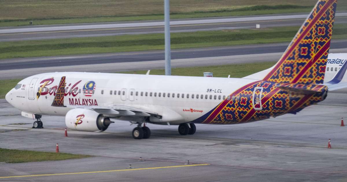 Homem é preso após tentar abrir saída de emergência de avião durante voo