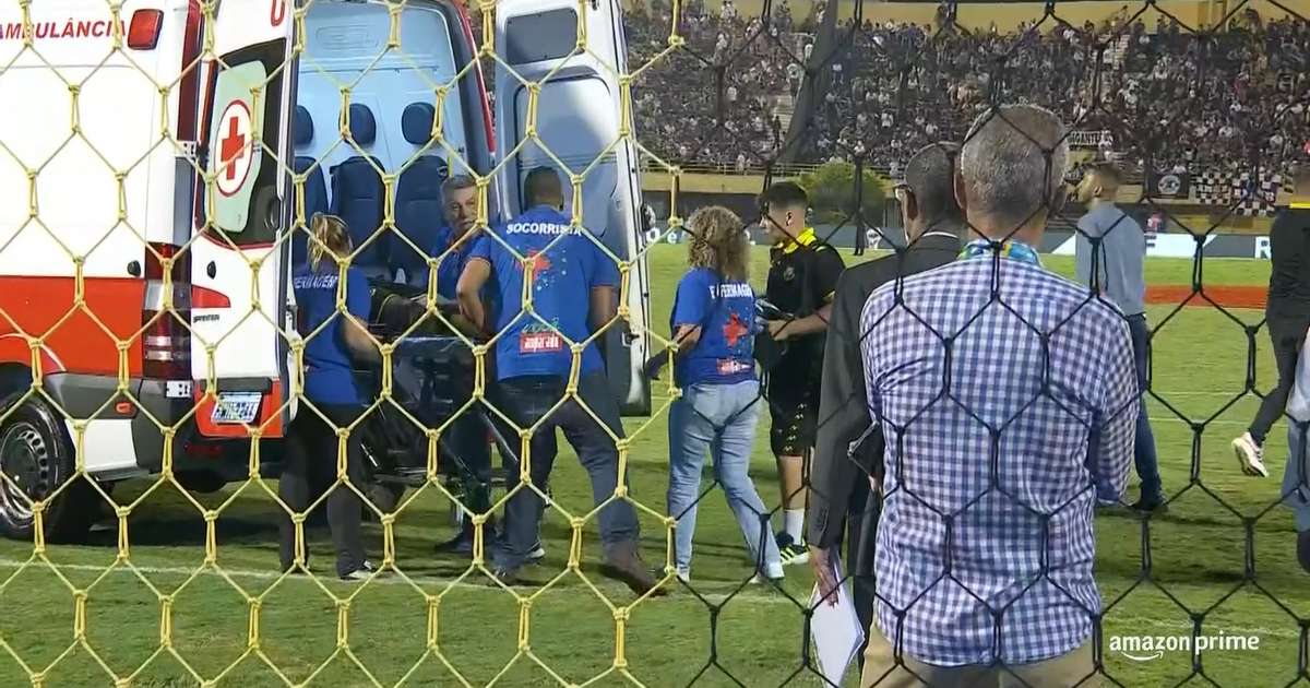 Jogador do São Bernardo é removido em ambulância durante partida contra Corinthians.