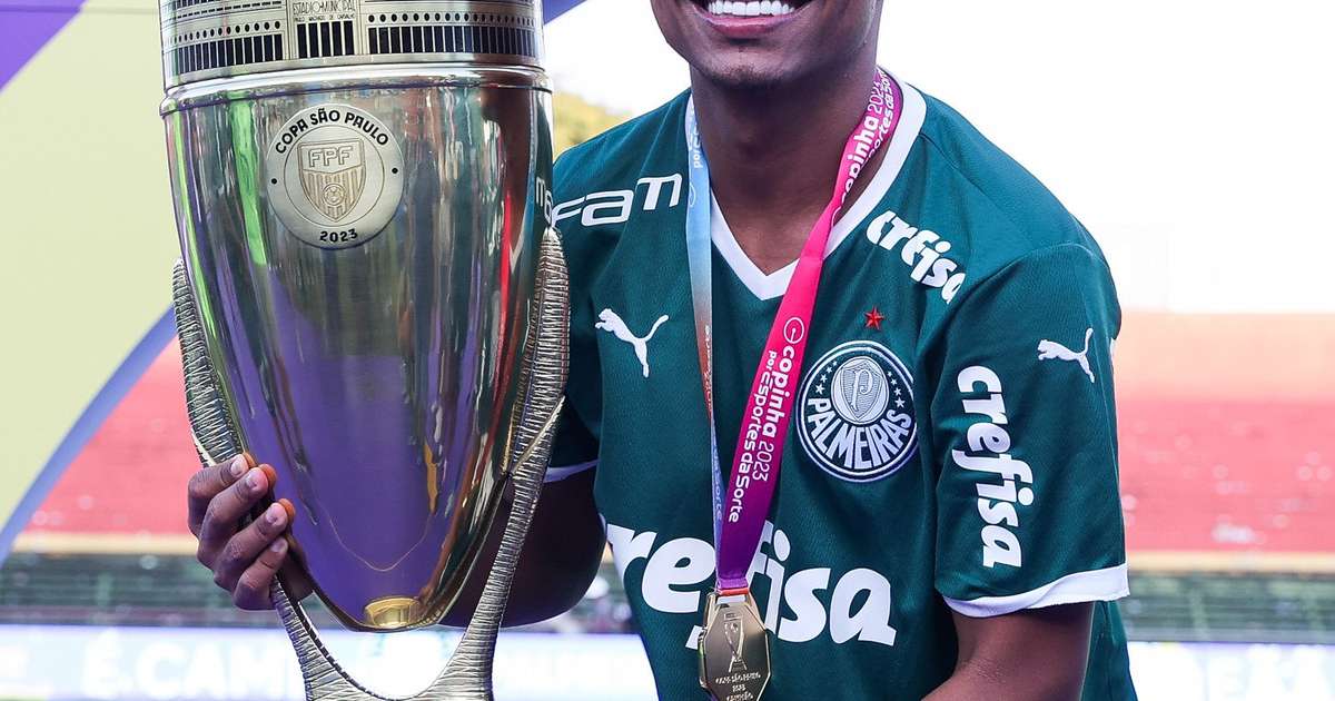 Promessa do Palmeiras renova contrato e destaca impacto positivo na família.
