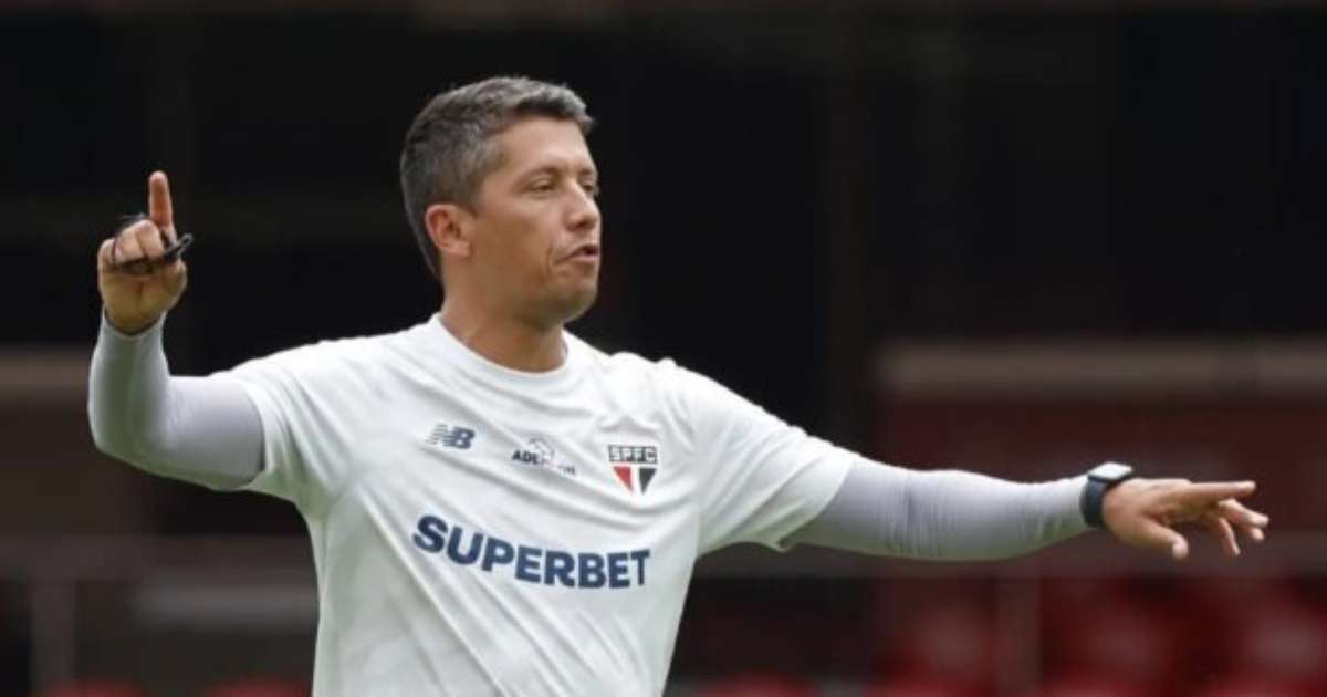 São Paulo treina com presença de três promessas da base.