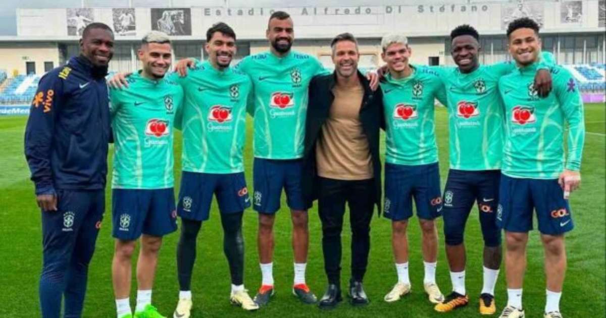 Diego Ribas reencontra ex-colegas do Flamengo no treino da Seleção Brasileira.