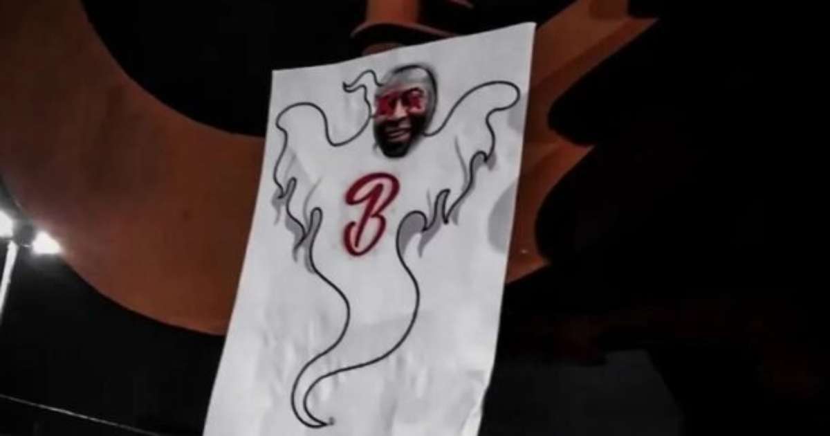 Provocações da Torcida do Corinthians ao Santos em Itaquera