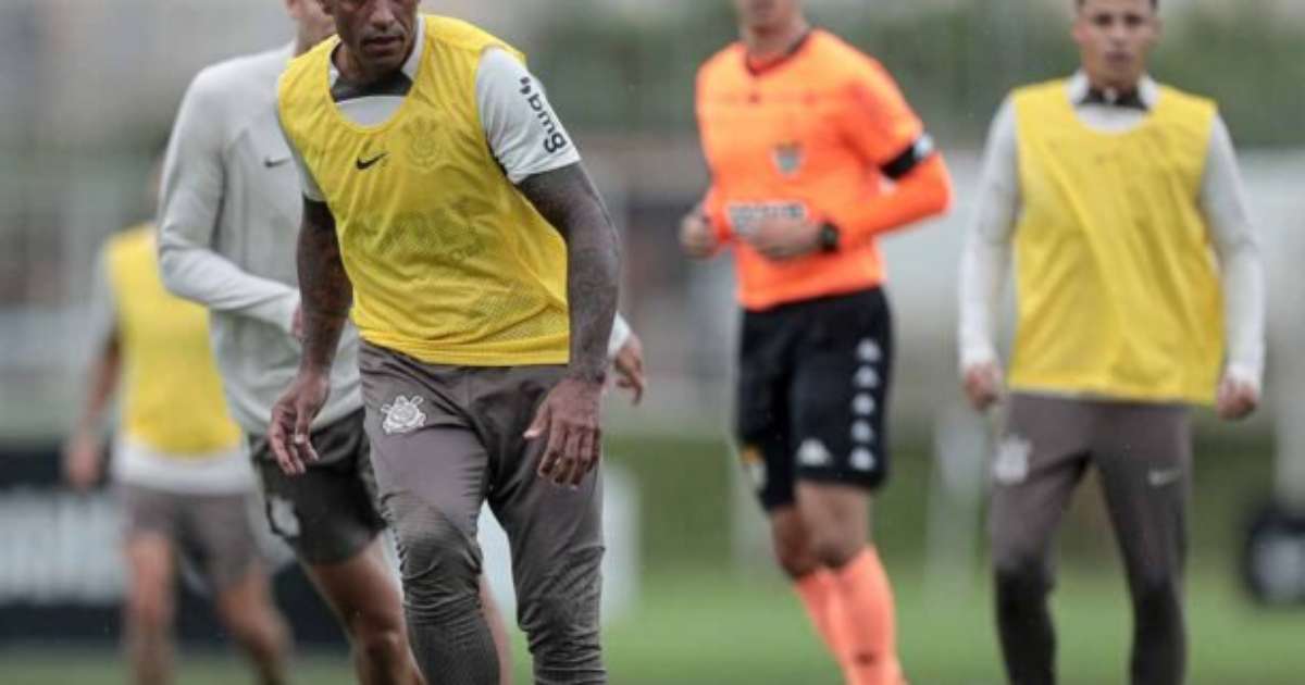 Paulinho volta a ser relacionado após dez meses e pode jogar amistoso.