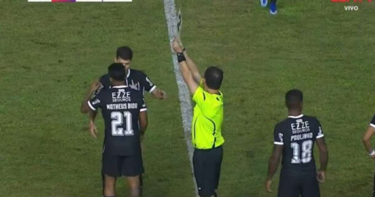 Paulinho retorna aos gramados e se emociona após período de ausência.