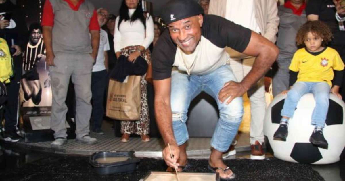 Viola recebe homenagem na Calçada da Fama do Corinthians