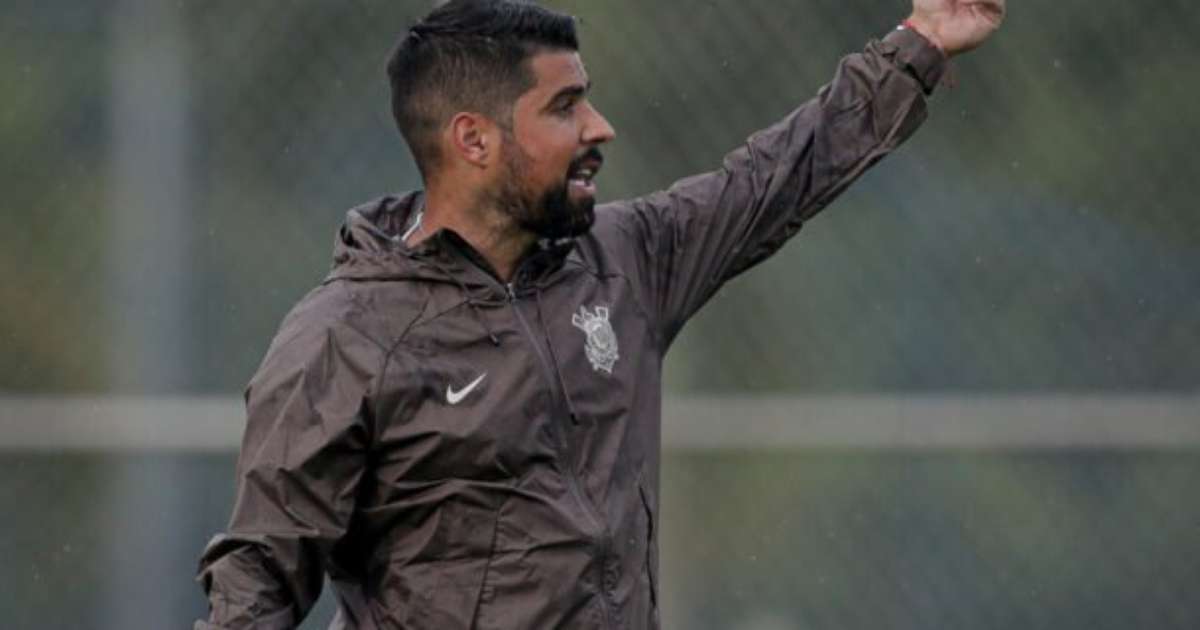 Antônio Oliveira define escalação titular do Corinthians para estreia na Sul-Americana.