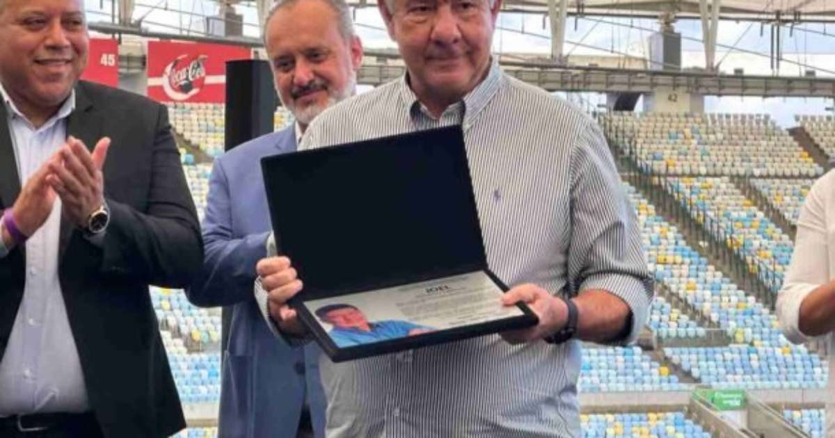 Joel Santana eternizado na Calçada da Fama do Maracanã como maior homenagem.