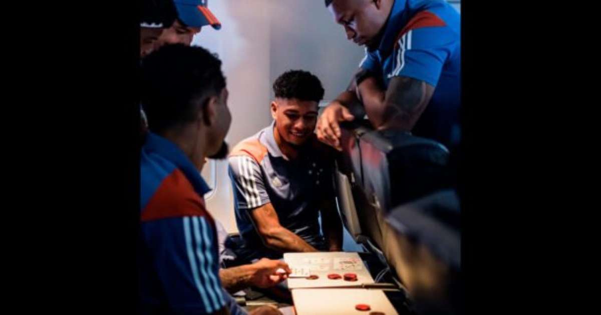 Voo do Cruzeiro para Quito: Entretenimento exclusivo com jogo de baralho e música