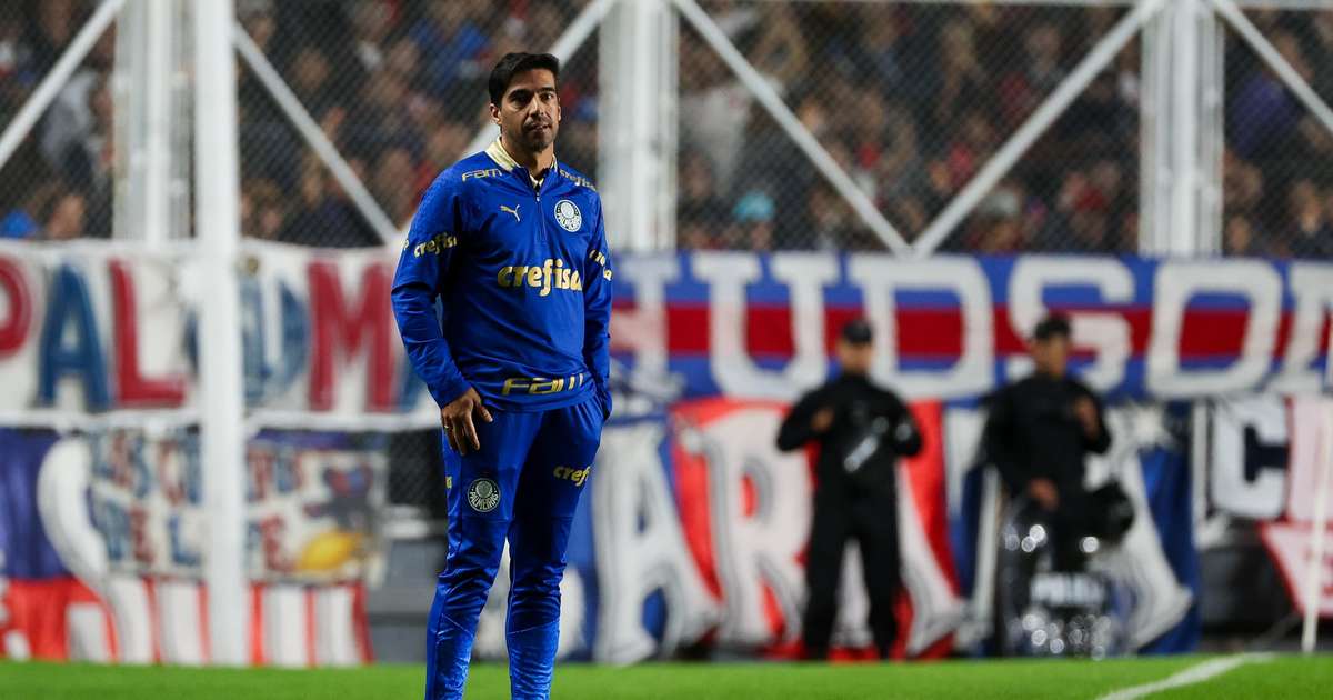 Abel elogia dedicação do Palmeiras na Libertadores e cobra responsabilidade de jovem promessa.