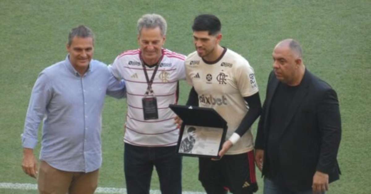 Rossi é homenageado por recorde vestindo a camisa do Flamengo