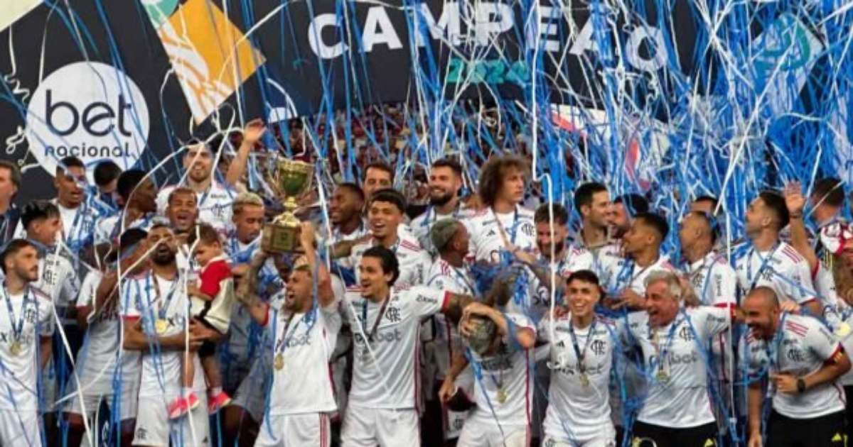 Tite entrega medalha a técnico adversário em gesto de fair play