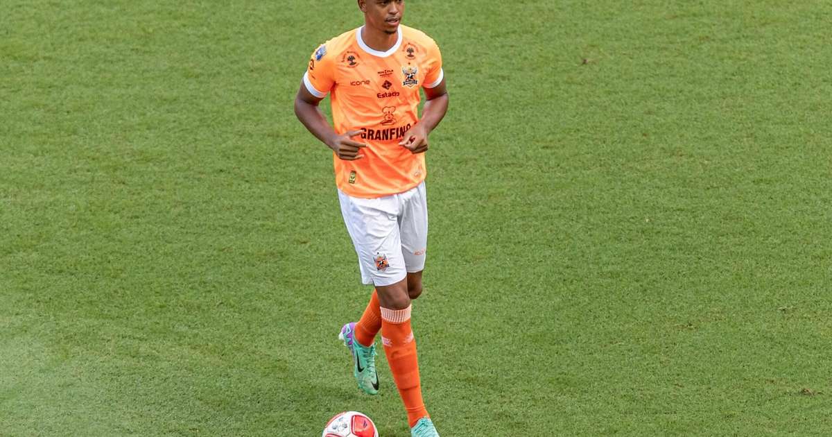 Flamengo contrata destaque Carlinhos do Campeonato Carioca, reforçando o elenco para a temporada.