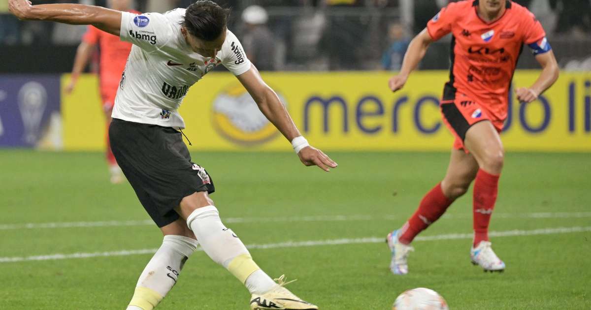 Romero comemora marcas do Corinthians em noite especial.