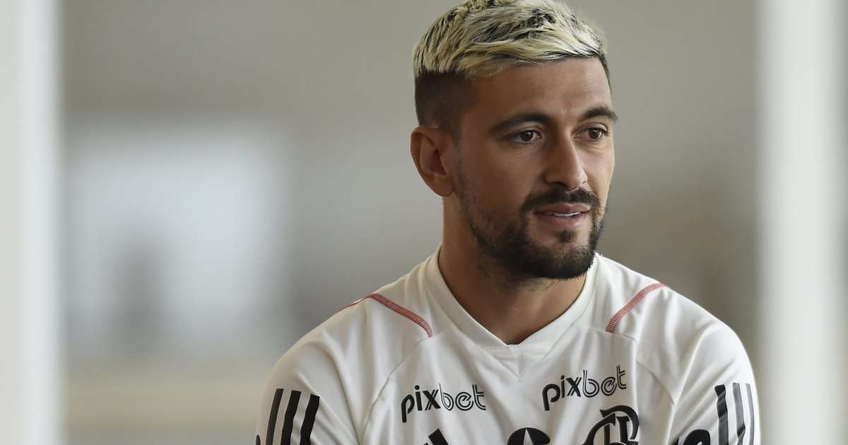 Cruz Azul busca contratar Arrascaeta do Flamengo por R$ 108 milhões, segundo jornal.
