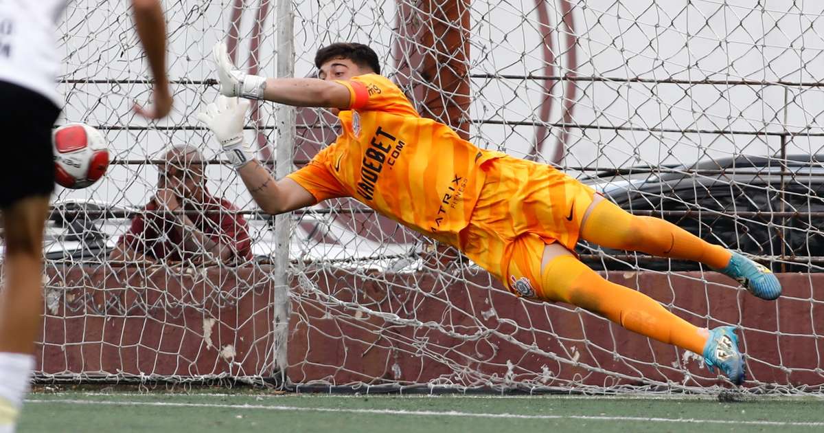 Goleiro Arthur Borghi busca quebrar tabu do Corinthians nas categorias de base