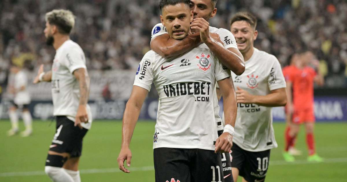 Romero brilha com dois gols e Corinthians vence primeira na Sul-Americana em goleada.