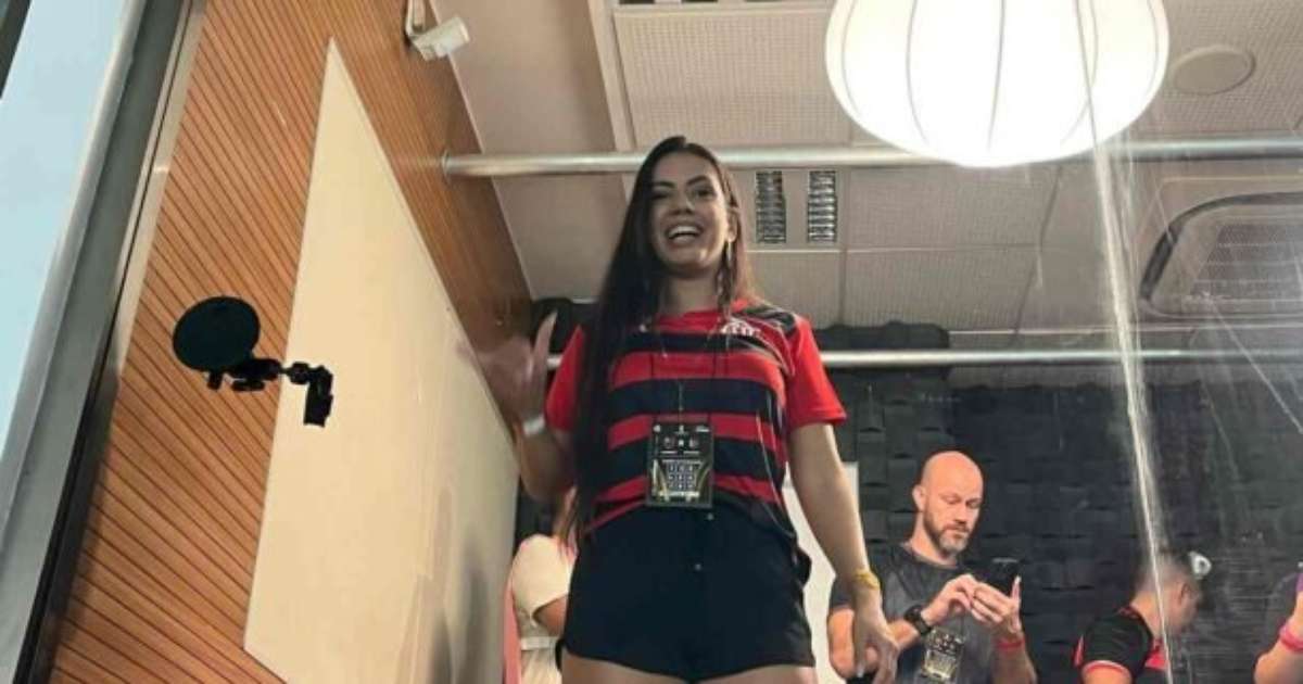 Fernanda Bande, ex-BBB, marca presença no estádio do Flamengo.