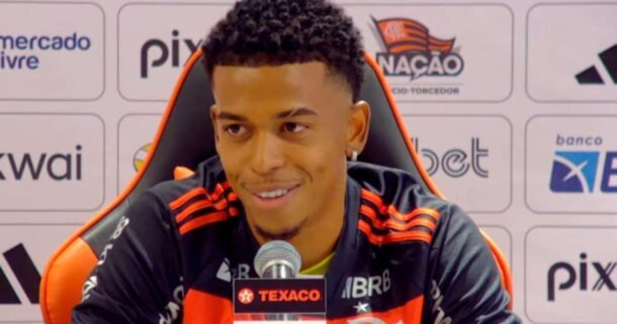 Carlinhos realiza sonho ao ser apresentado no Flamengo.