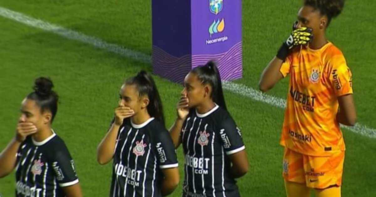 Jogadoras do Corinthians protestam em jogo contra o Santos no futebol feminino
