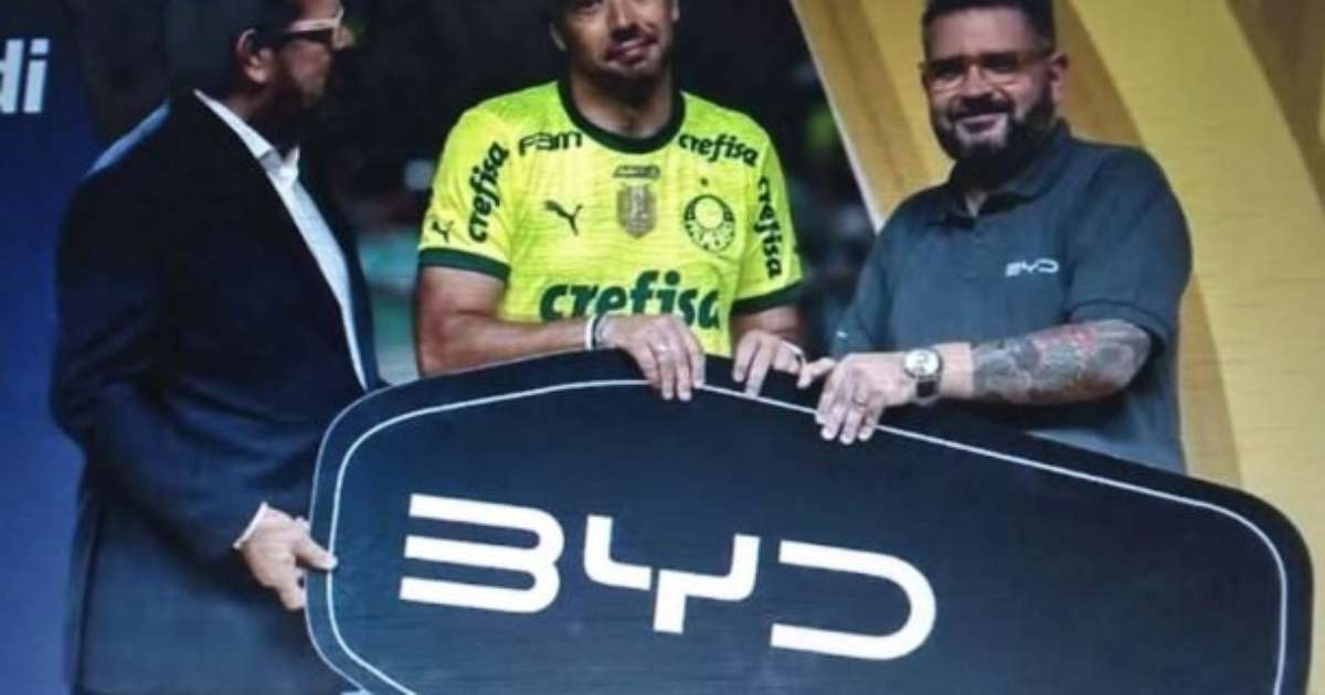 Patrocinadora rebate Abel Ferreira ao comentar preferência por carros elétricos.