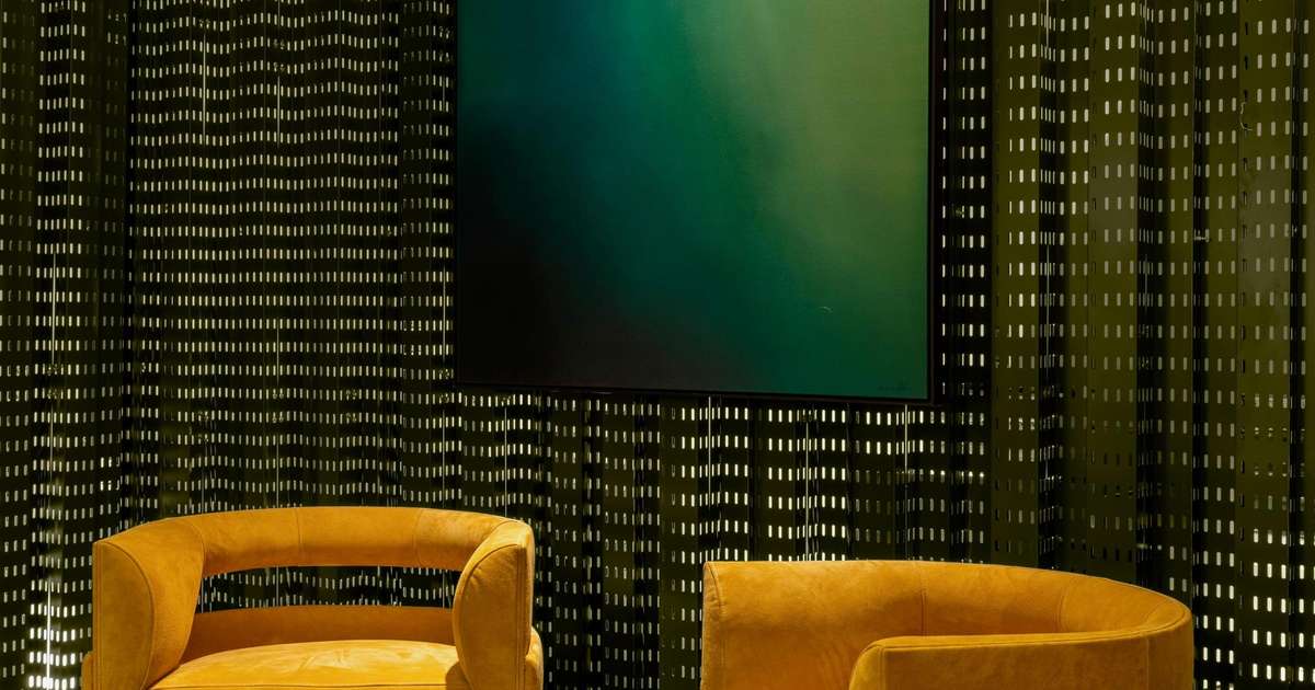 Projeto de escritório traz hall instagramável e árvore na sala de reuniões