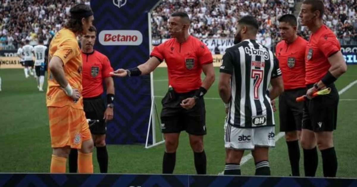Dirigentes do Corinthians proferem xingamentos contra árbitro em partida; comportamento repudiado.