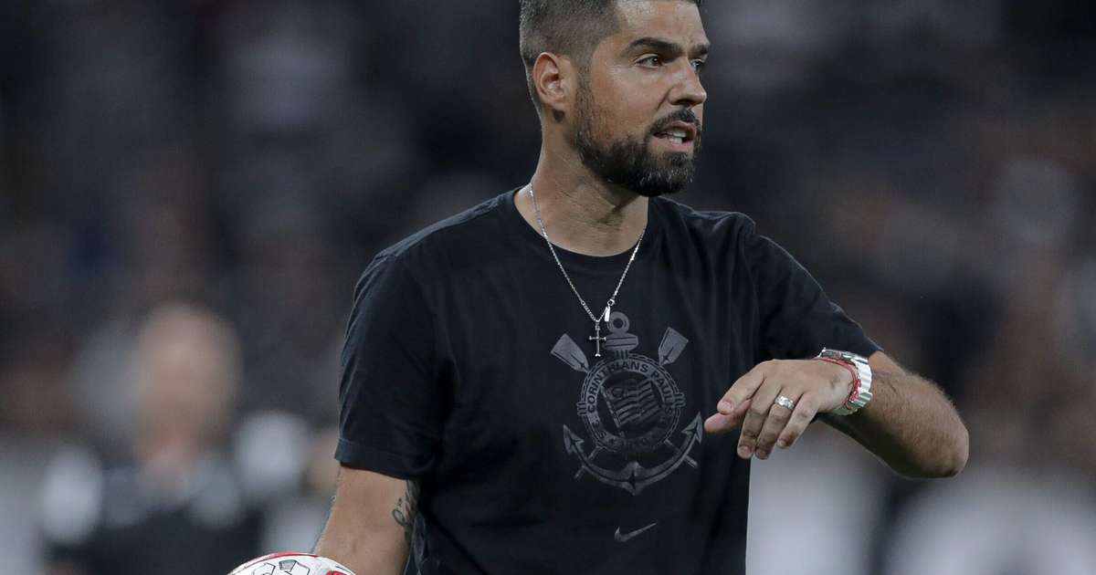 Antônio Oliveira critica arbitragem em jogo entre Corinthians e Atlético-MG.