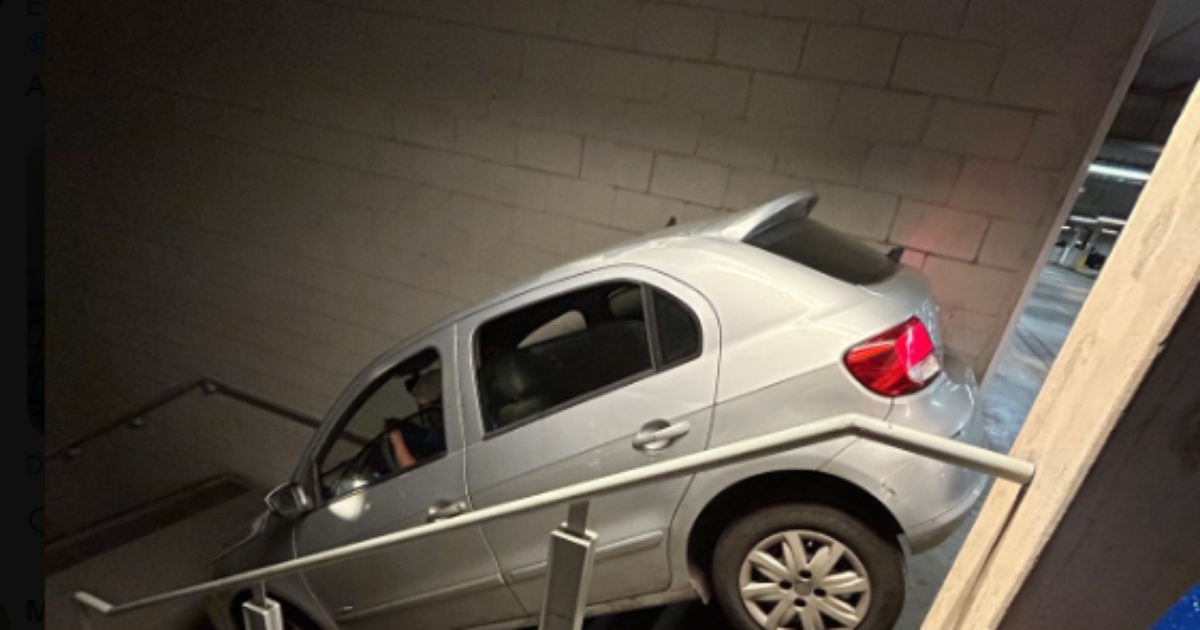 Torcedor do Cruzeiro Desce Escada de Carro Após Erro na Saída do Mineirão