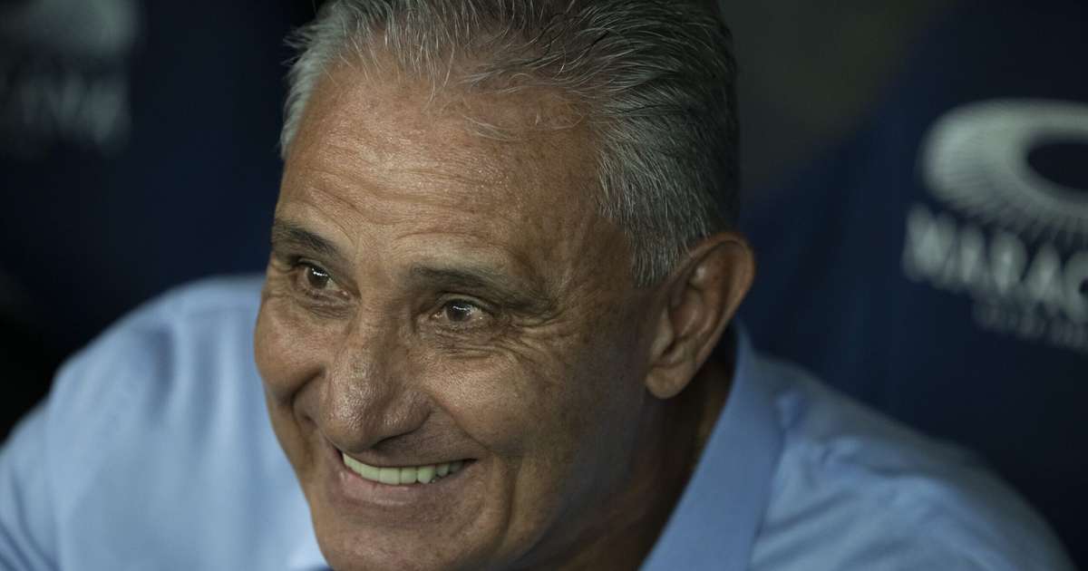 Tite é alvo de cusparada por torcedores palmeirenses durante partida de futebol.