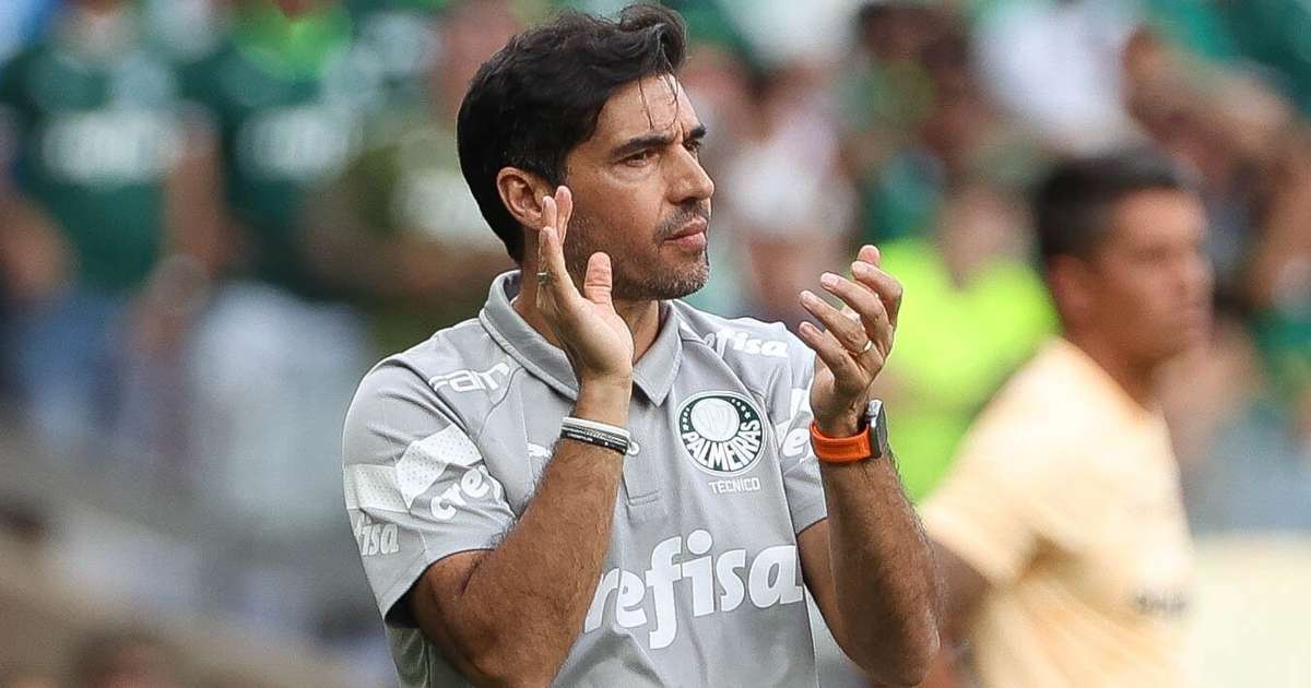 Abel critica gramado do Palmeiras e usa Corinthians como exemplo
