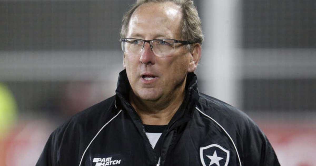 Provocação da CBF: Botafogo escala Raphael Claus para clássico contra Flamengo.