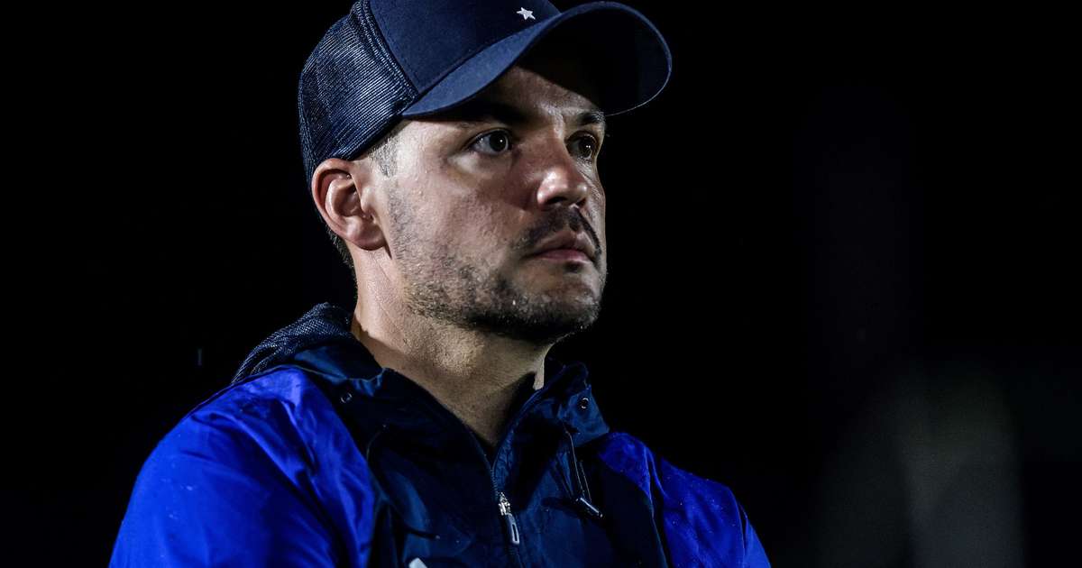 Larcamón critica diretoria do Cruzeiro por demissão: decisões emocionais prejudicam o clube