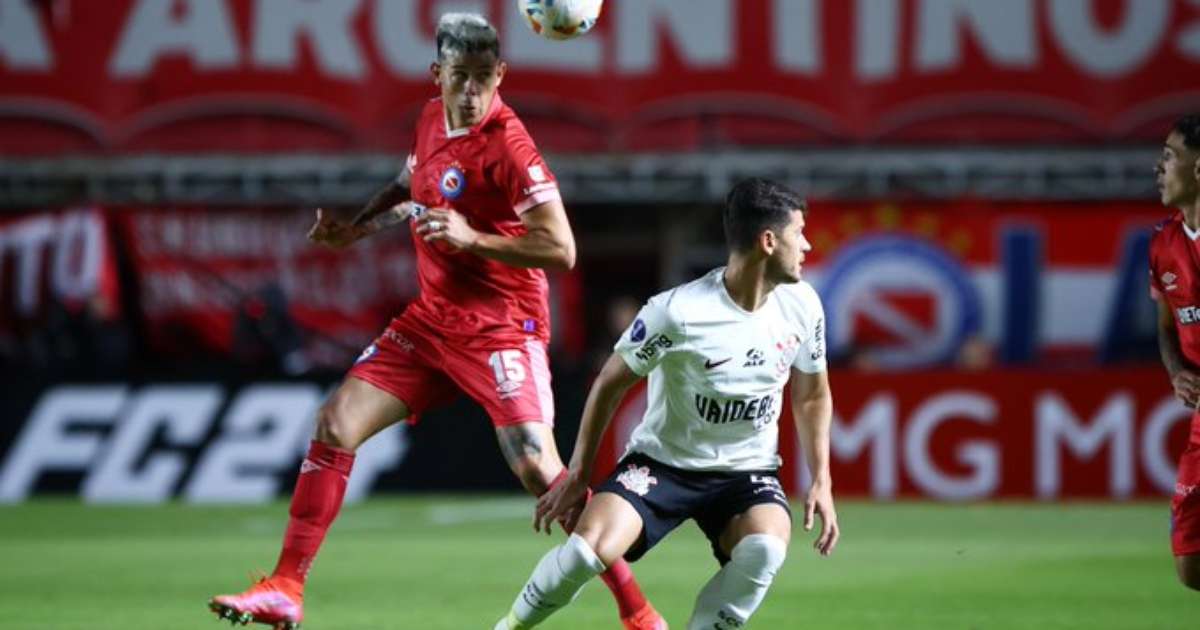 Corinthians tropeça e sofre primeira derrota na Sul-Americana com zagueiro expulso.