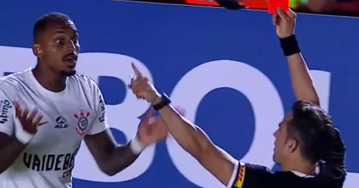 Expulsão de Zagueiro do Corinthians por agressão a assistente de arbitragem durante partida.