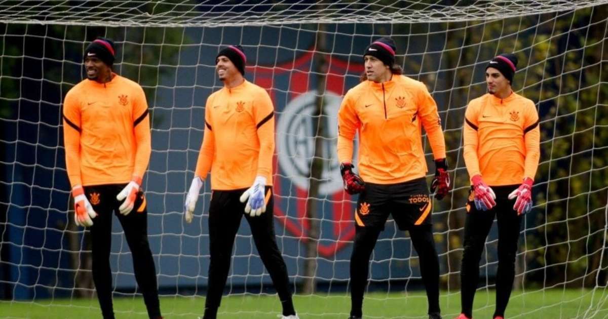 Alerta psicológico em Cássio preocupa Corinthians, que analisa opções no elenco.