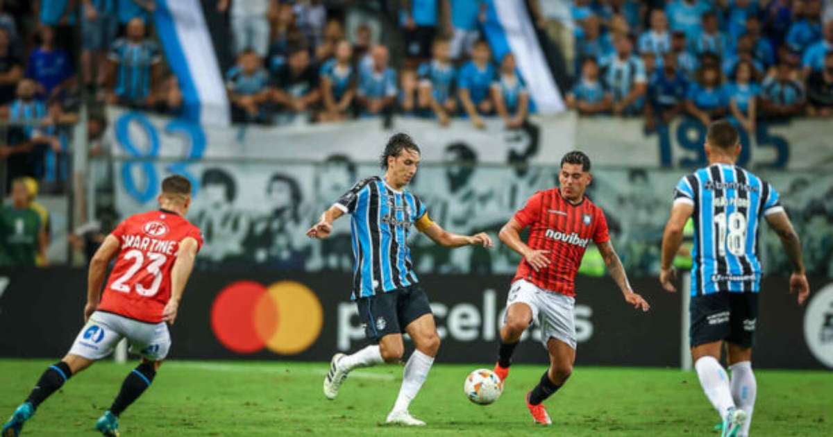 Geromel passa por cirurgia e continua sendo desfalque no Grêmio