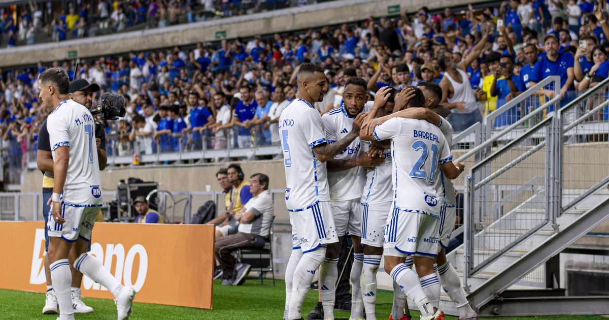 Cruzeiro domina confronto e vence Vitória no Mineirão