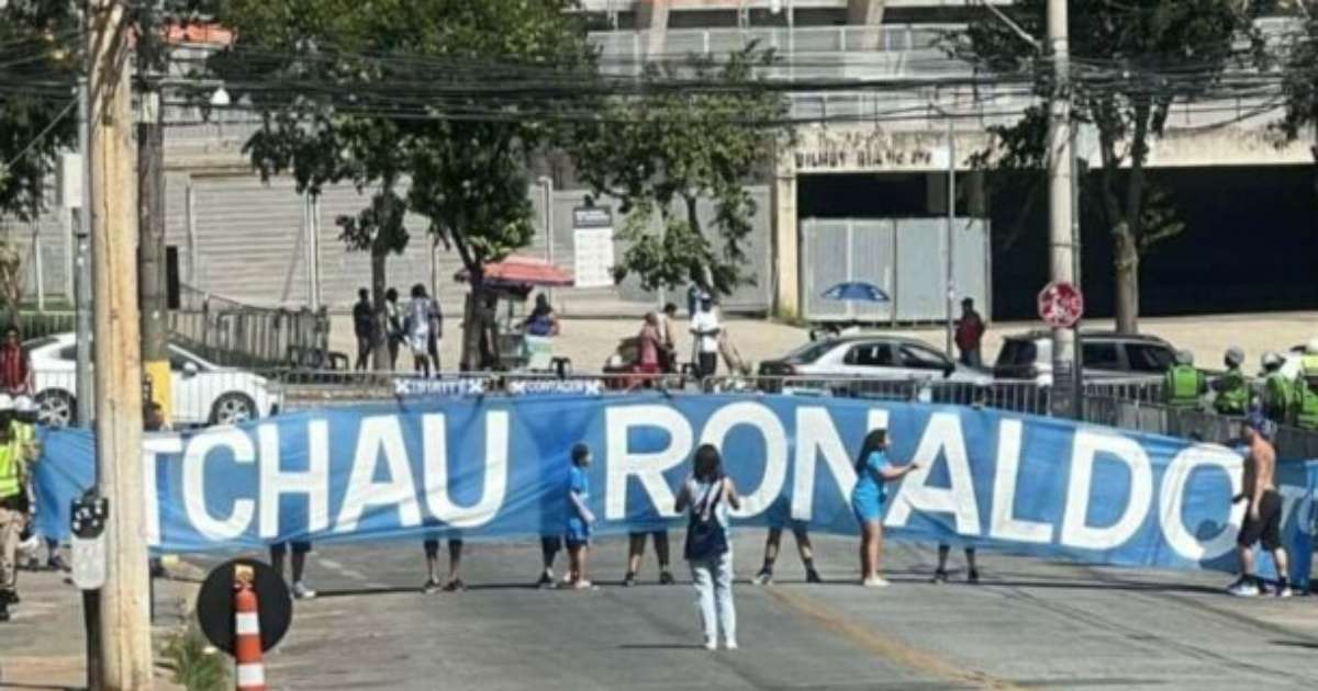 Torcedores do Cruzeiro pedem saída de Ronaldo do clube