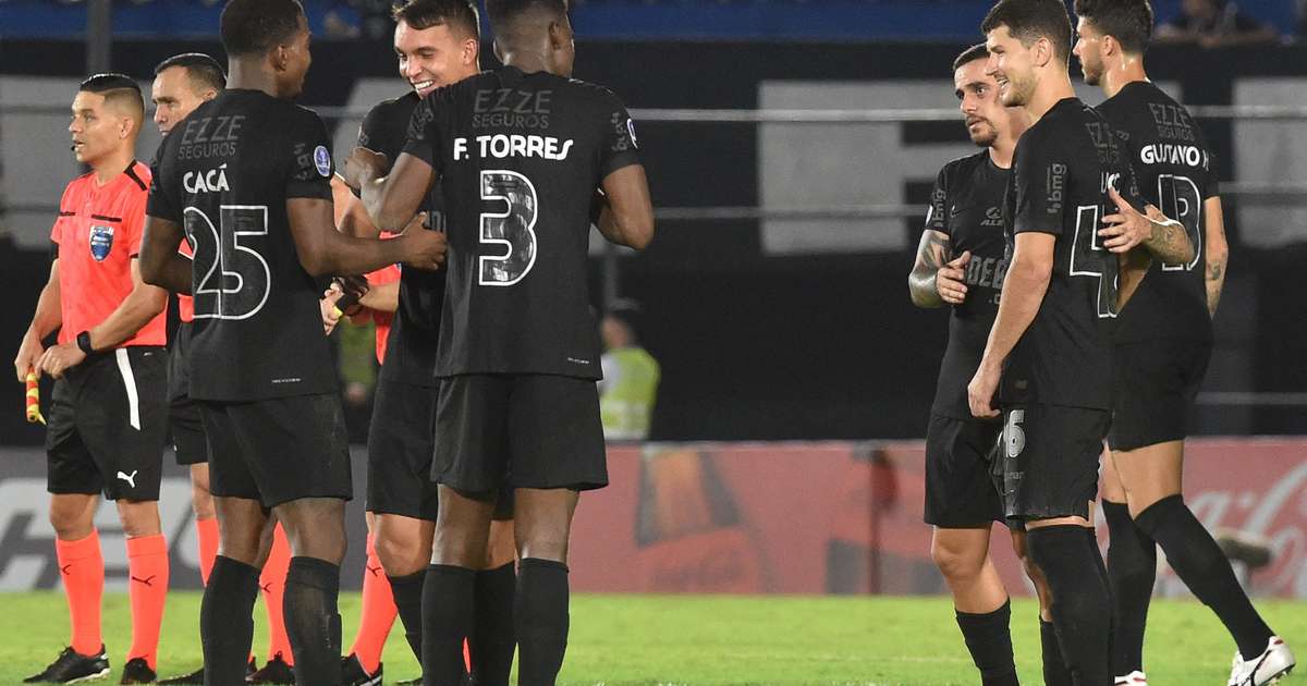 Antônio Oliveira procura substituto no Corinthians para jogador mais inteligente treinado.