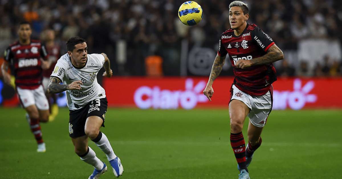 Flamengo enfrenta Corinthians em jogo crucial no Maracanã pelo Brasileirão.