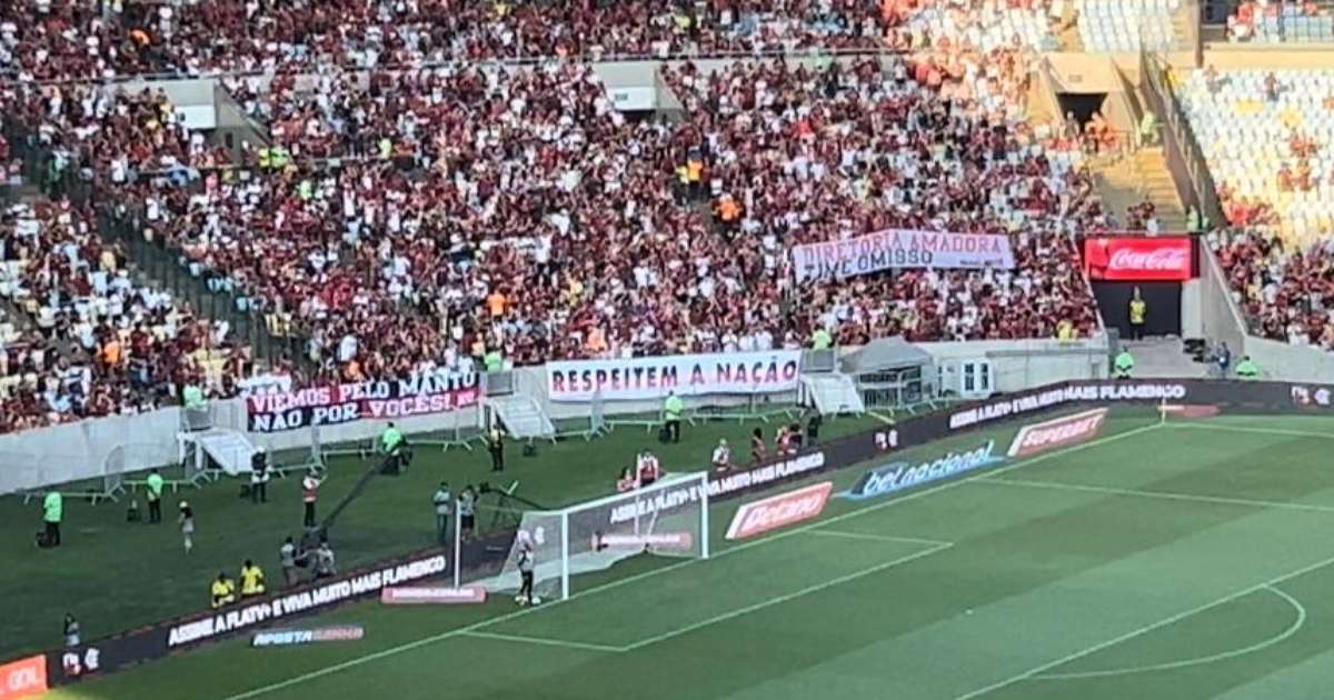 Torcida Flamengo manifesta descontentamento antes do jogo contra o Corinthians