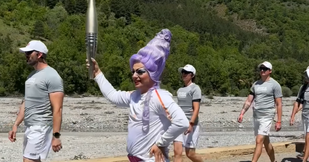 La drag queen porte la flamme olympique en France et célèbre sa représentation : « C’est un honneur »