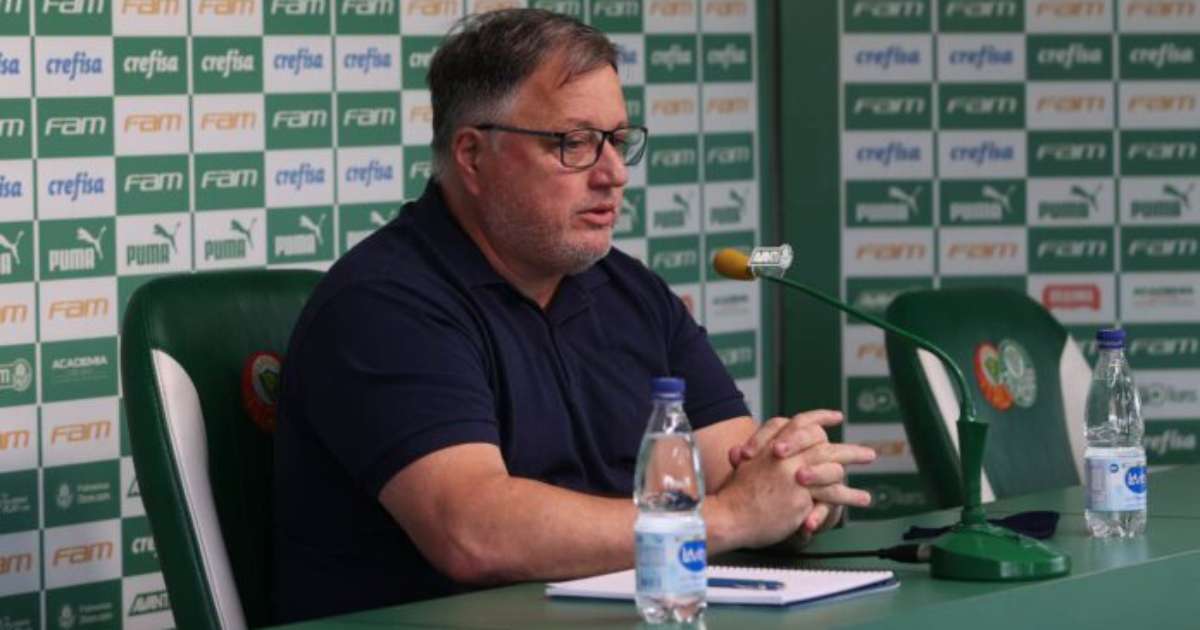 Diretor do Palmeiras critica paralisação do Brasileirão em pronunciamento público.