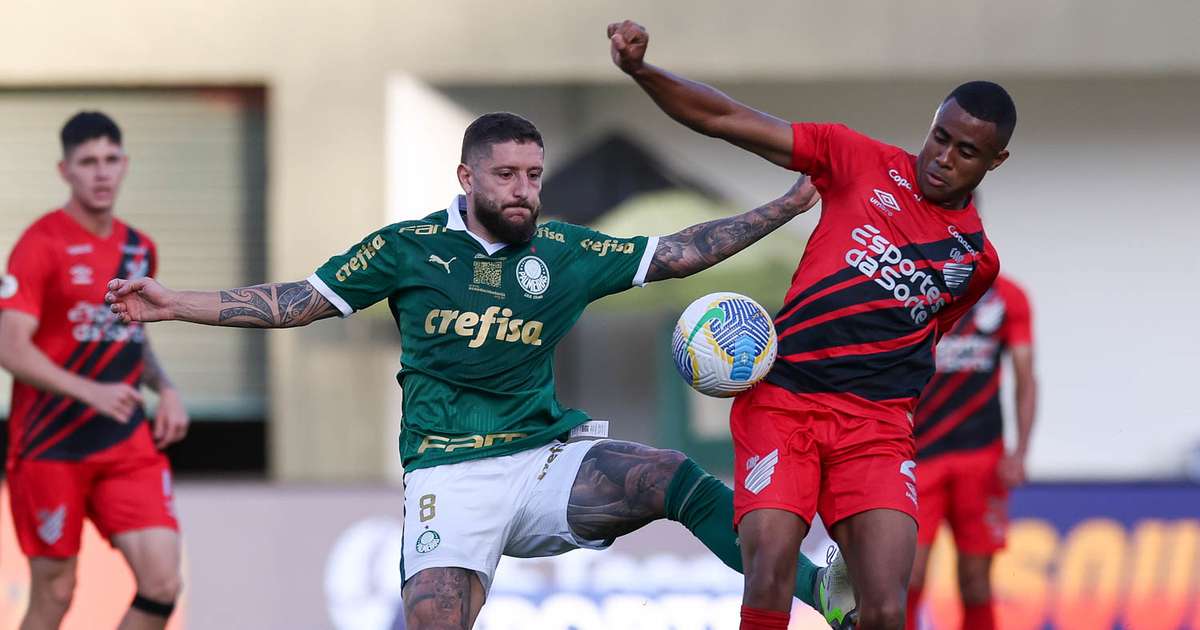 Athletico vence Palmeiras em partida na Arena Barueri pelo Brasileirão.