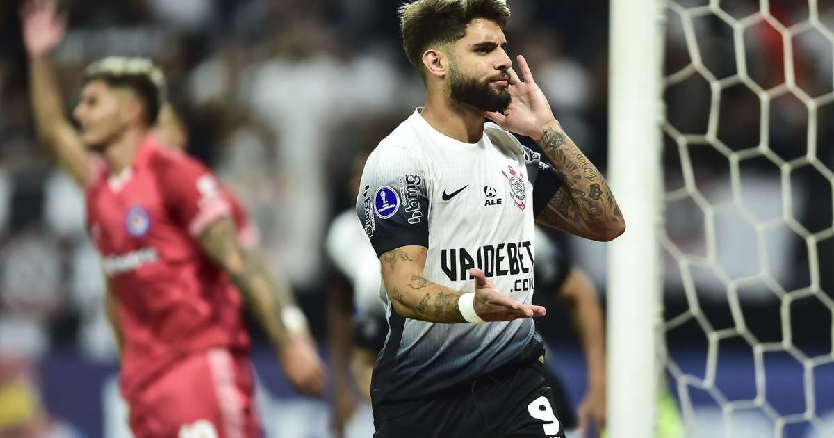 Corinthians avança na Copa Sul-Americana após golear Argentinos Juniors no jogo decisivo.