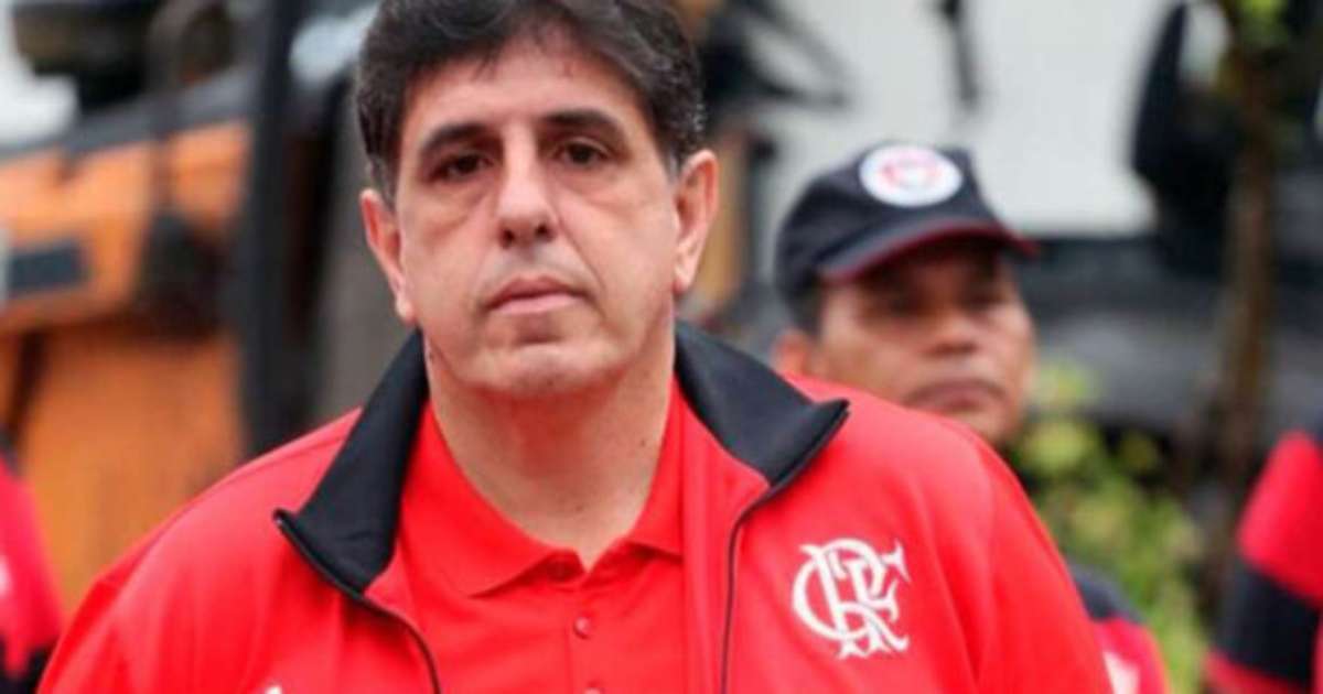 Dirigente anuncia candidatura à presidência do Flamengo após entrega do cargo.