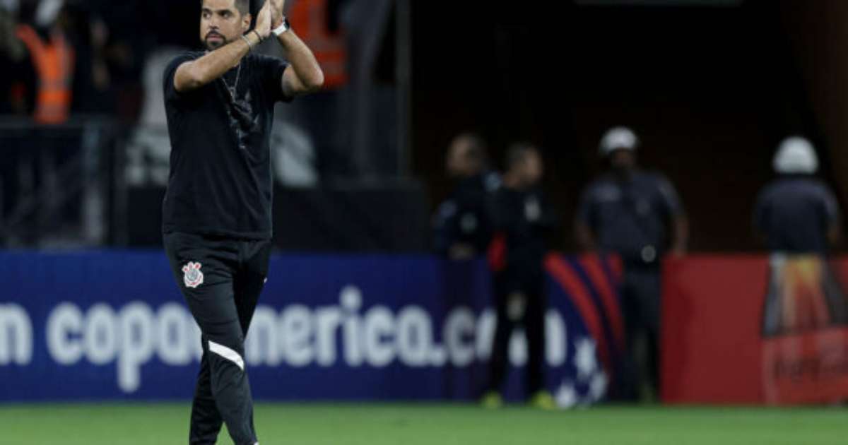 António Oliveira pede união no Corinthians para seguir lutando sempre.